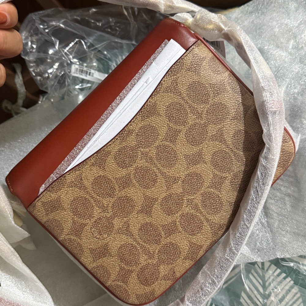 Sold❌‼️Cassie Crossbody Bag 19 In Signature Canvas - Picture 12 of 16